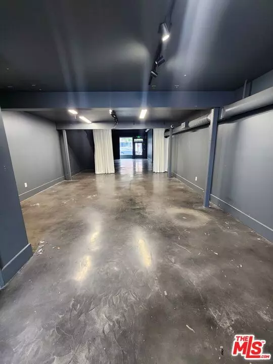 Los Angeles, CA 90019,1050 S Fairfax Avenue