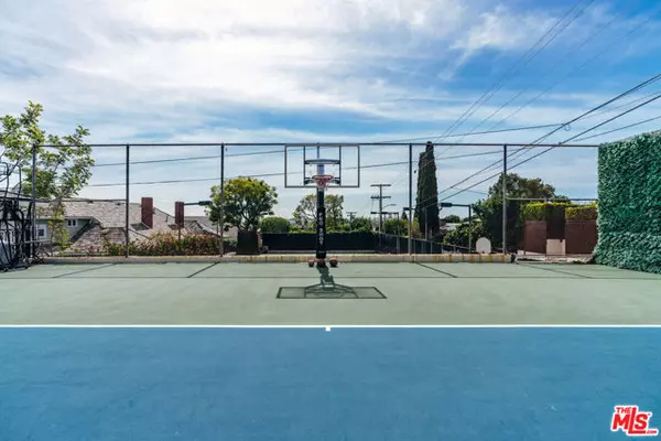 Beverly Hills, CA 90210,727 N Alta Drive