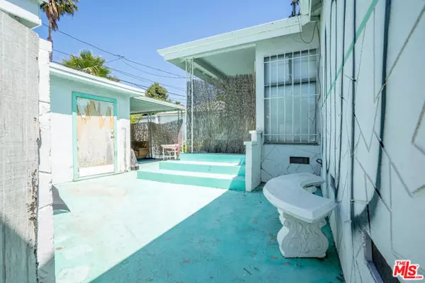 North Hollywood (los Angeles), CA 91606,6447 Whitsett Avenue