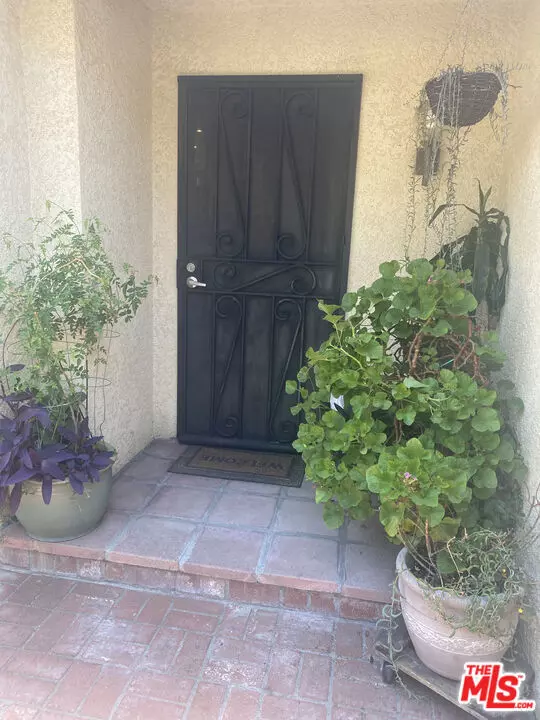 Tarzana (los Angeles), CA 91356,18417 Collins Street #A