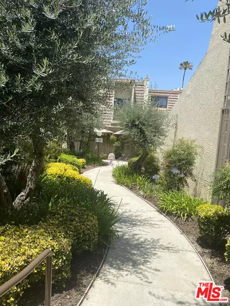 18417 Collins Street #A, Tarzana (los Angeles), CA 91356