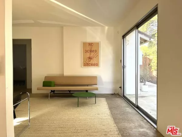17601 Cohasset Street, Van Nuys (los Angeles), CA 91406