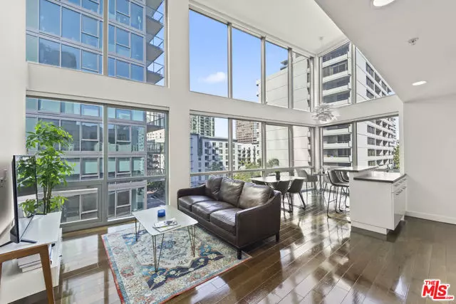 Los Angeles, CA 90015,901 S Flower Street #700