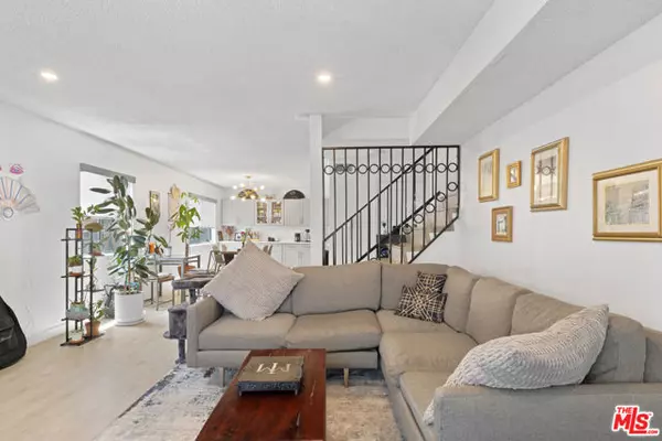 North Hollywood (los Angeles), CA 91601,10916 Huston Street #102