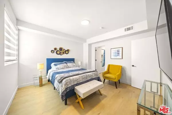 Los Angeles, CA 90004,497 N St Andrews Place