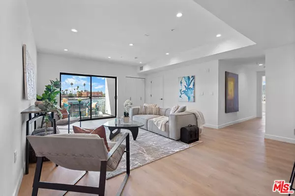 Los Angeles, CA 90010,321 S Oxford Avenue #301