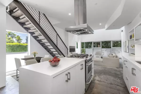 Los Angeles, CA 90038,803 N. Wilcox Avenue ##5