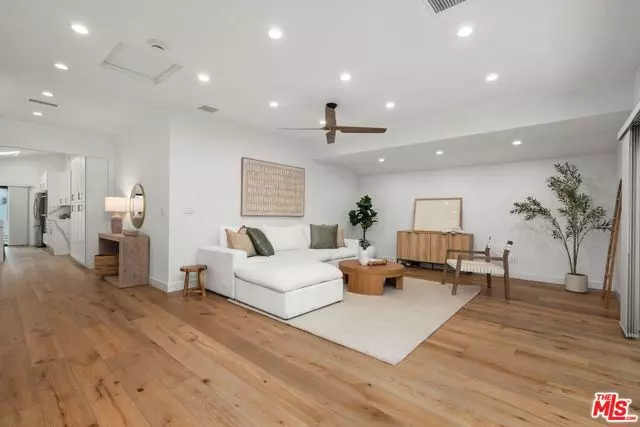 22126 De La Osa Street, Woodland Hills (los Angeles), CA 91364