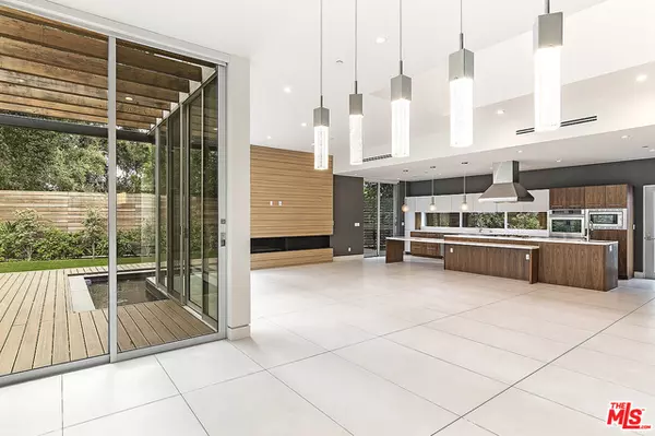 Encino (los Angeles), CA 91436,16536 Moorpark Street