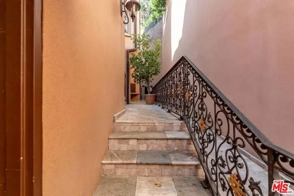 Los Angeles, CA 90068,3401 Barham Boulevard #3