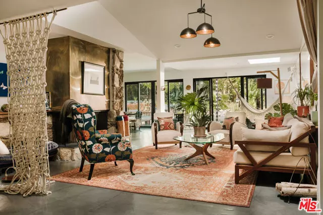 2230 Banyan Drive, Los Angeles, CA 90049