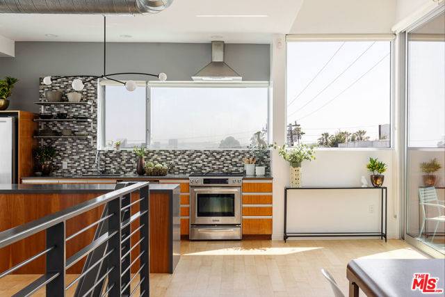 1137 Hacienda Place #107, West Hollywood, CA 90069