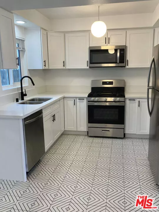 Los Angeles, CA 90004,5115 Clinton Street