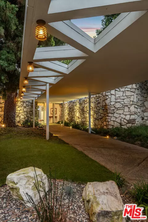 Beverly Hills, CA 90210,1010 N Rexford Drive