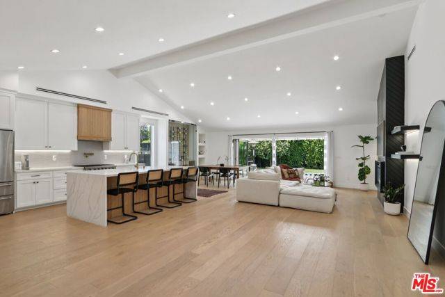 Sherman Oaks, CA 91423,13117 Magnolia Boulevard