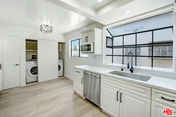 Tarzana (los Angeles), CA 91356,18445 Hatteras Street #102