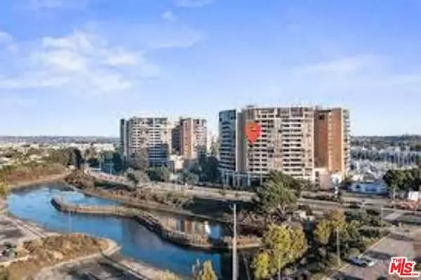 Marina Del Rey, CA 90292,4265 Marina City Dr #407