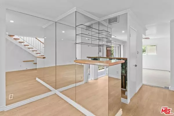 Encino (los Angeles), CA 91436,4610 Densmore Avenue #12