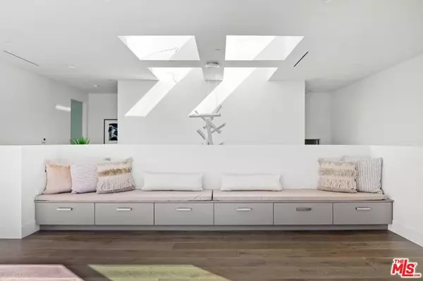 Los Angeles, CA 90068,2311 Vasanta Way