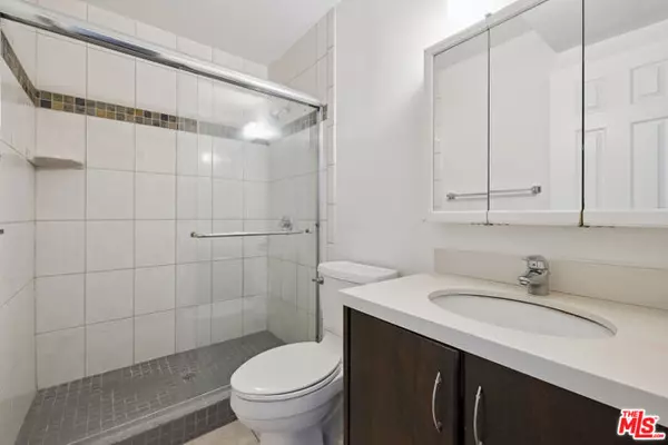 Tarzana (los Angeles), CA 91356,18350 Hatteras Street #248