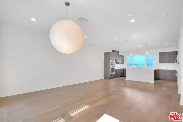 Los Angeles, CA 90038,6910 N Tierno Lane