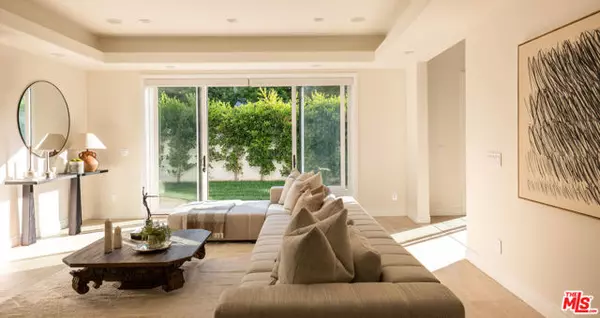 Los Angeles, CA 90049,1113 Amherst Avenue