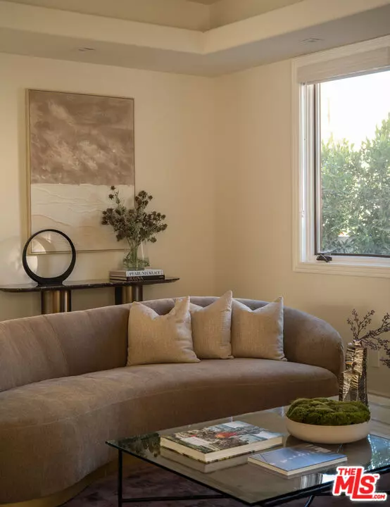 Los Angeles, CA 90049,1113 Amherst Avenue