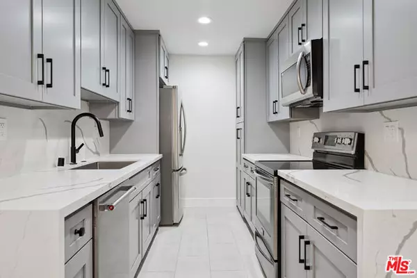 5400 Newcastle Avenue #2, Encino (los Angeles), CA 91316