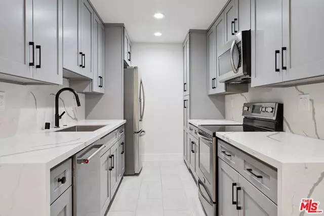 5400 Newcastle Avenue #2, Encino (los Angeles), CA 91316