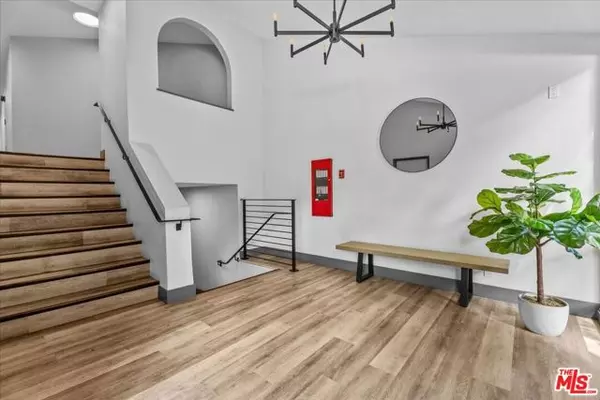 Playa Del Rey (los Angeles), CA 90293,8162 Manitoba Street #209