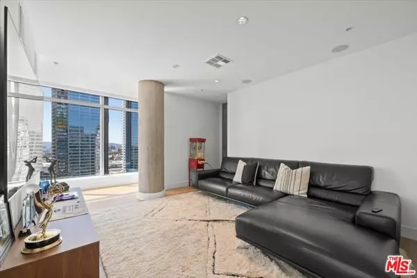 Los Angeles, CA 90015,1155 S Grand Avenue #2202