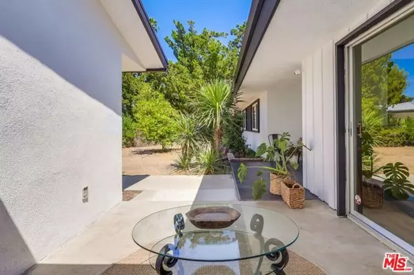 Woodland Hills (los Angeles), CA 91367,24300 Clipstone Street
