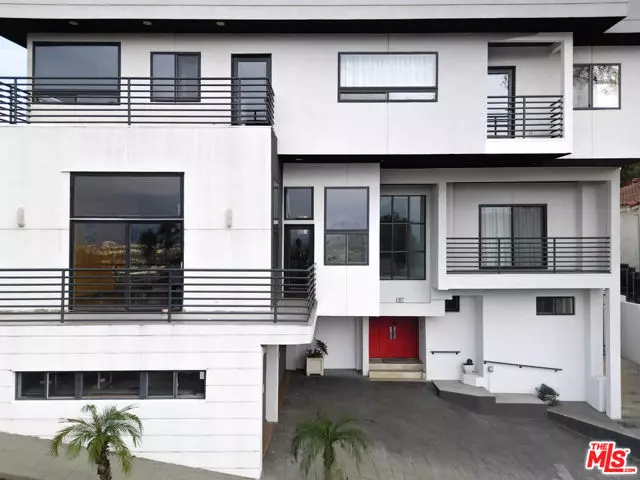 Los Angeles, CA 90068,3971 Fredonia Drive