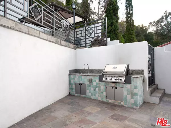 Los Angeles, CA 90068,3971 Fredonia Drive