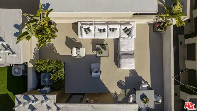 Los Angeles, CA 90068,2111 N Cahuenga Boulevard #14