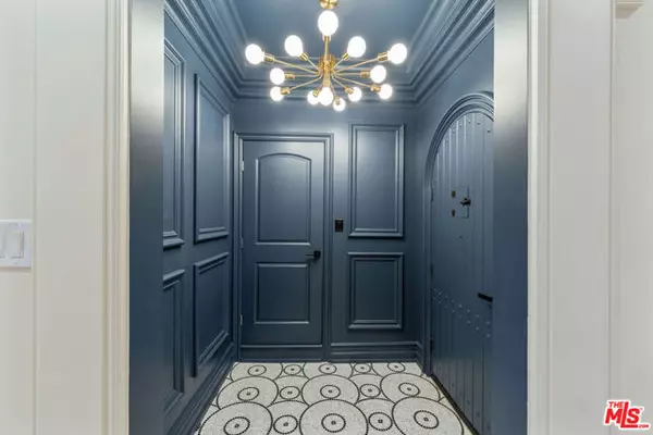 Los Angeles, CA 90019,5558 Edgewood Place