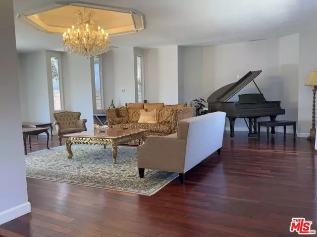 911 TEAKWOOD Road, Los Angeles, CA 90049