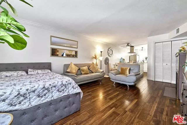 7045 Woodley Avenue #110, Van Nuys (los Angeles), CA 91406