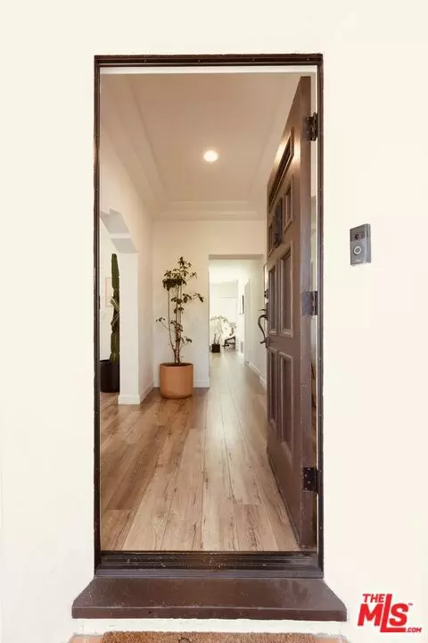 Los Angeles, CA 90048,8206 W 4th Street