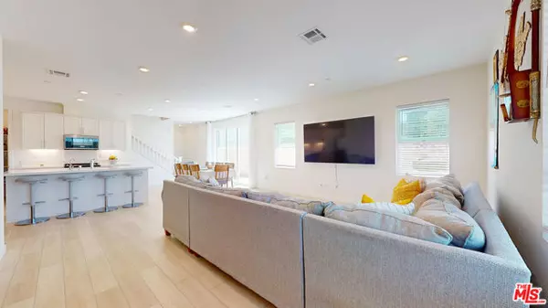 Valencia (santa Clarita), CA 91381,27651 Ensemble Place