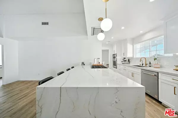 Granada Hills (los Angeles), CA 91344,12861 Titian Avenue