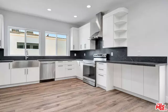 11611 Burbank Boulevard #11615 1/2, North Hollywood (los Angeles), CA 91601