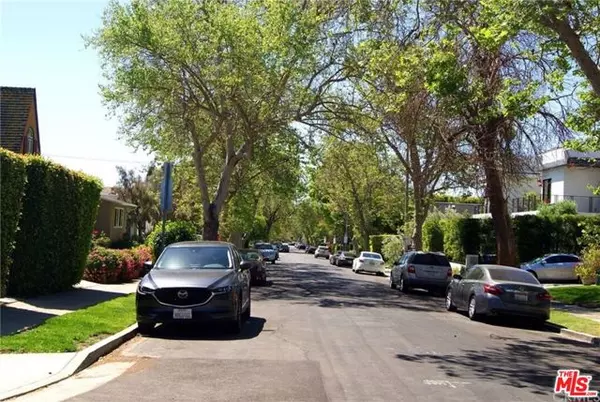 Los Angeles, CA 90038,853 N Mansfield Avenue