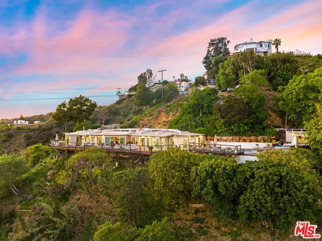 Los Angeles, CA 90046,8494 Cole Crest Drive