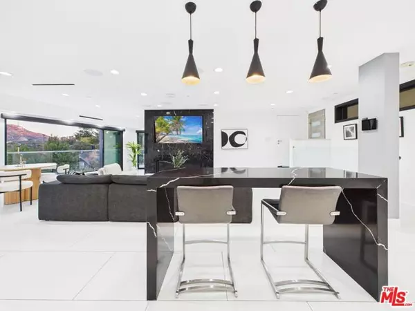 Los Angeles, CA 90068,7141 Woodrow Wilson Drive