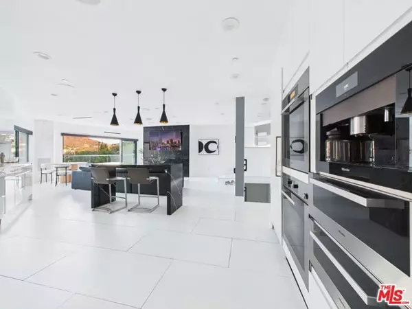 Los Angeles, CA 90068,7141 Woodrow Wilson Drive