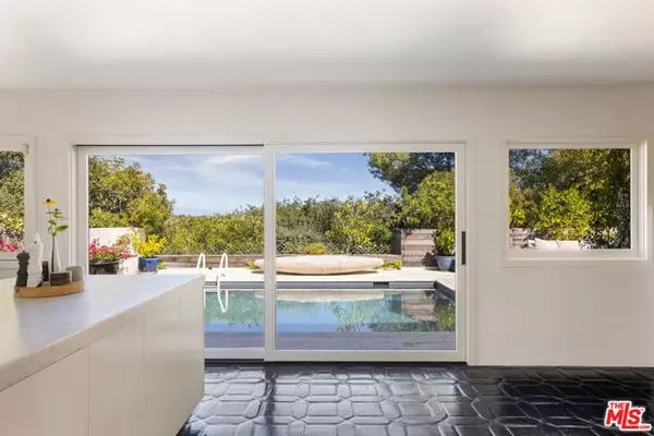 Los Angeles, CA 90046,8704 Hollywood Hills Road