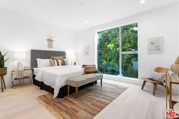 Los Angeles, CA 90049,11620 Chenault Street #304