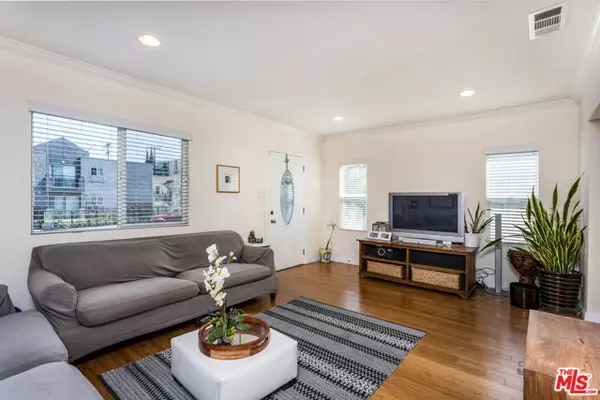 Los Angeles, CA 90004,4504 Maplewood Avenue