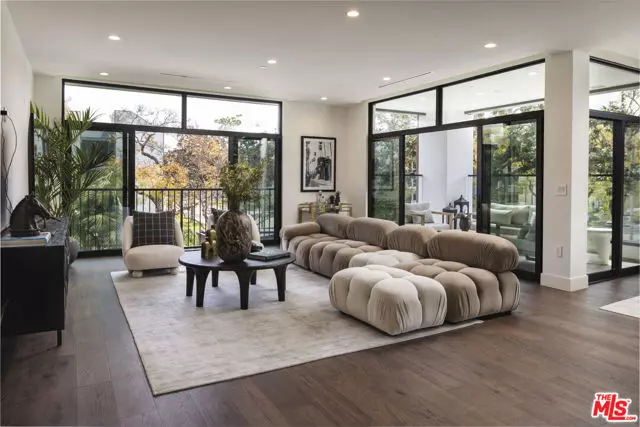 425 N Palm Drive #404, Beverly Hills, CA 90210